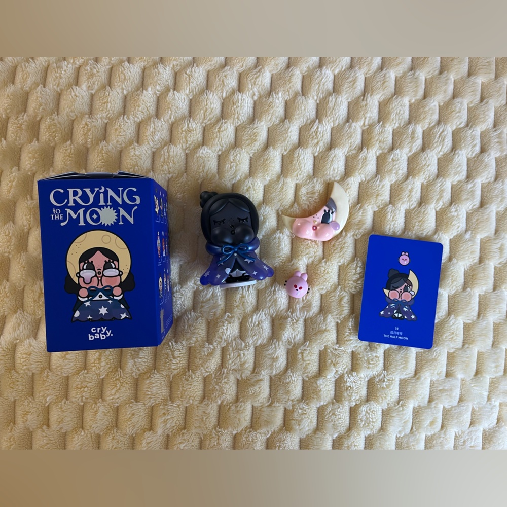 POPMART CRYBABY Crying to the Moon - Half Moon Figurine - Picture 5 of 5
